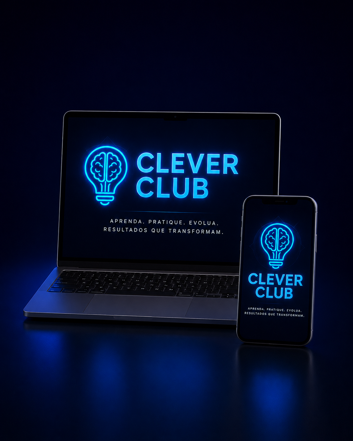 Aulas do Clever Club no notebook e no celular, ao lado da apostila de memorização